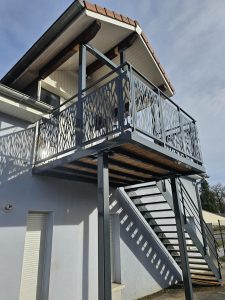 Balcon extérieur — brise-vue feuillage & escalier