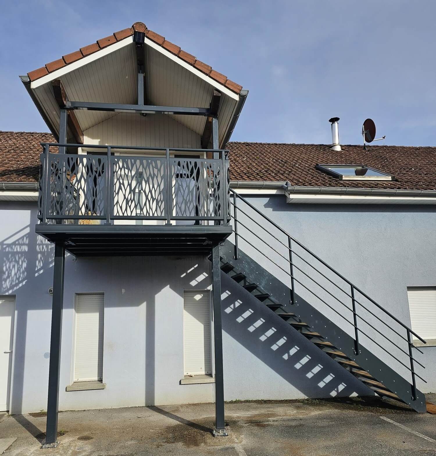 Balcon acier & brise-vue motif feuillage