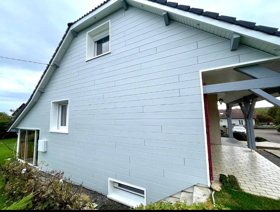 Façade bardage bleu — vue latérale