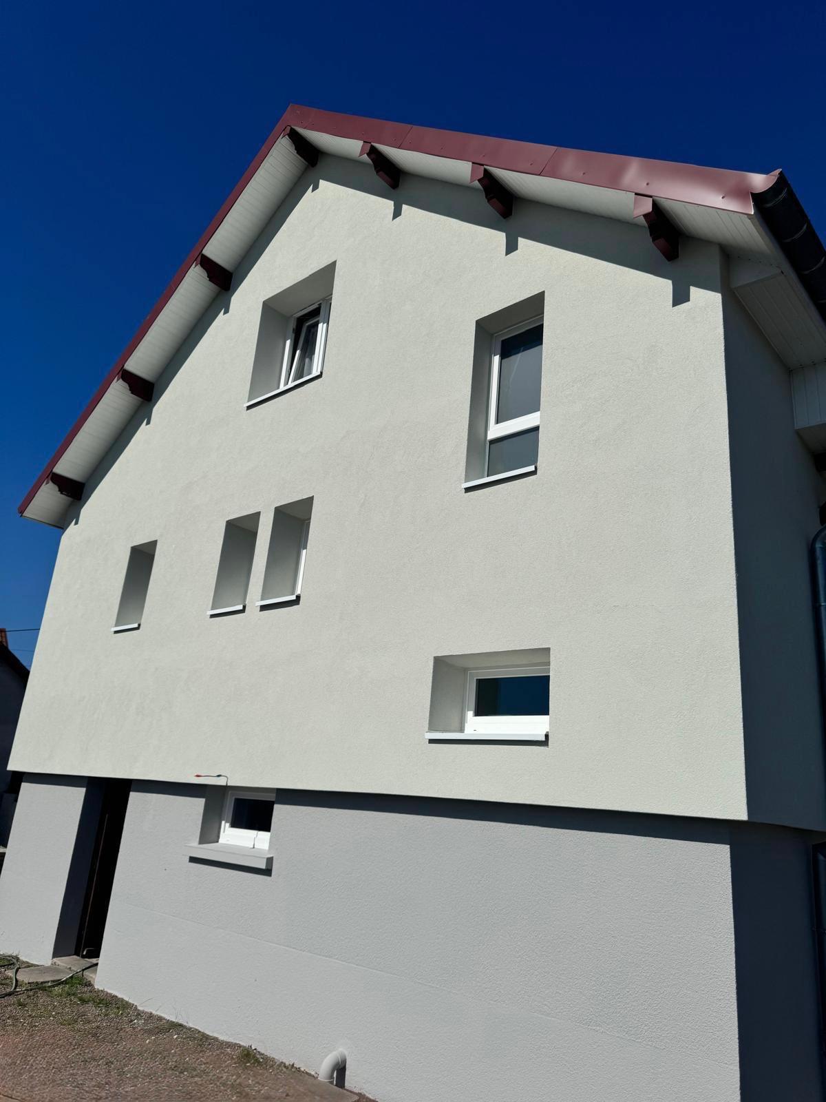 Façade ITE finition beige — toit rouge