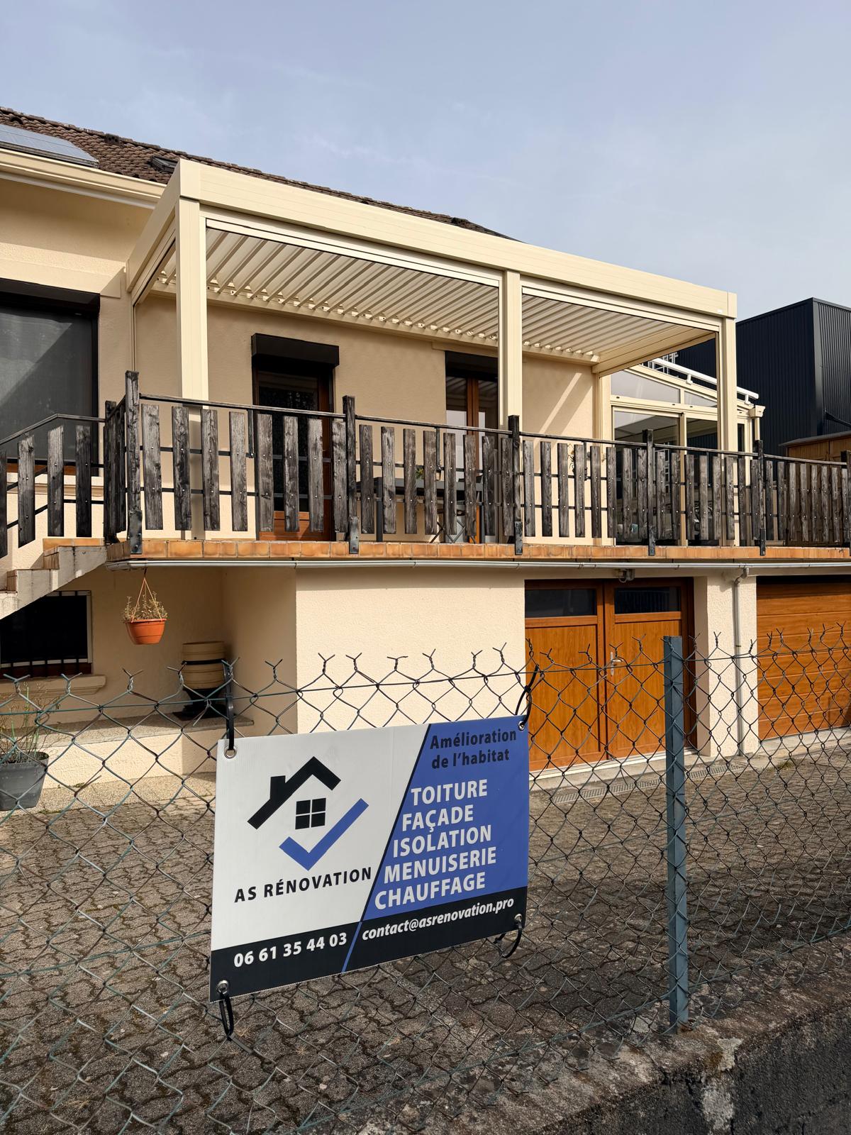 Pergola bioclimatique beige sur balcon