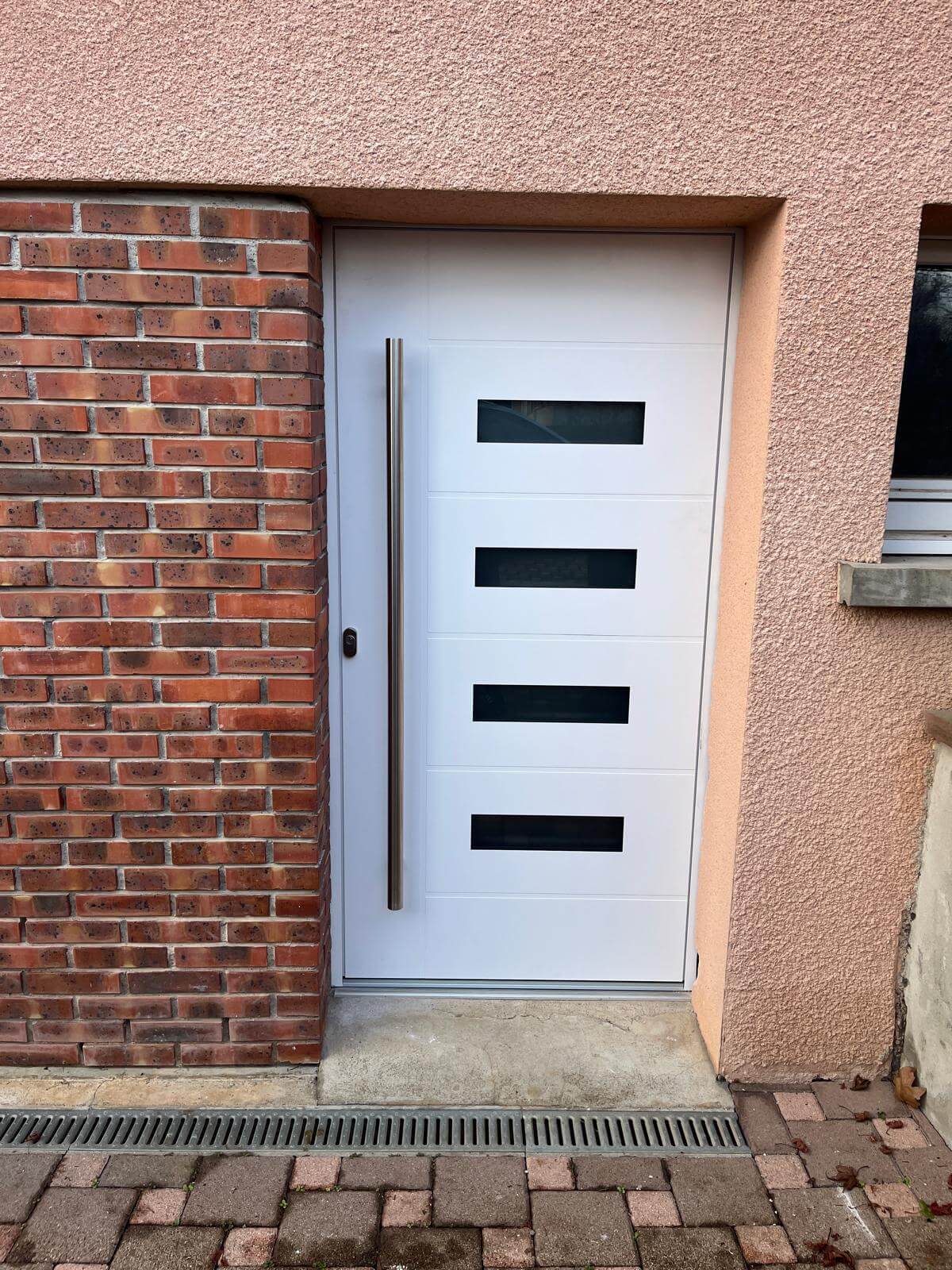 Porte contemporaine à hublots