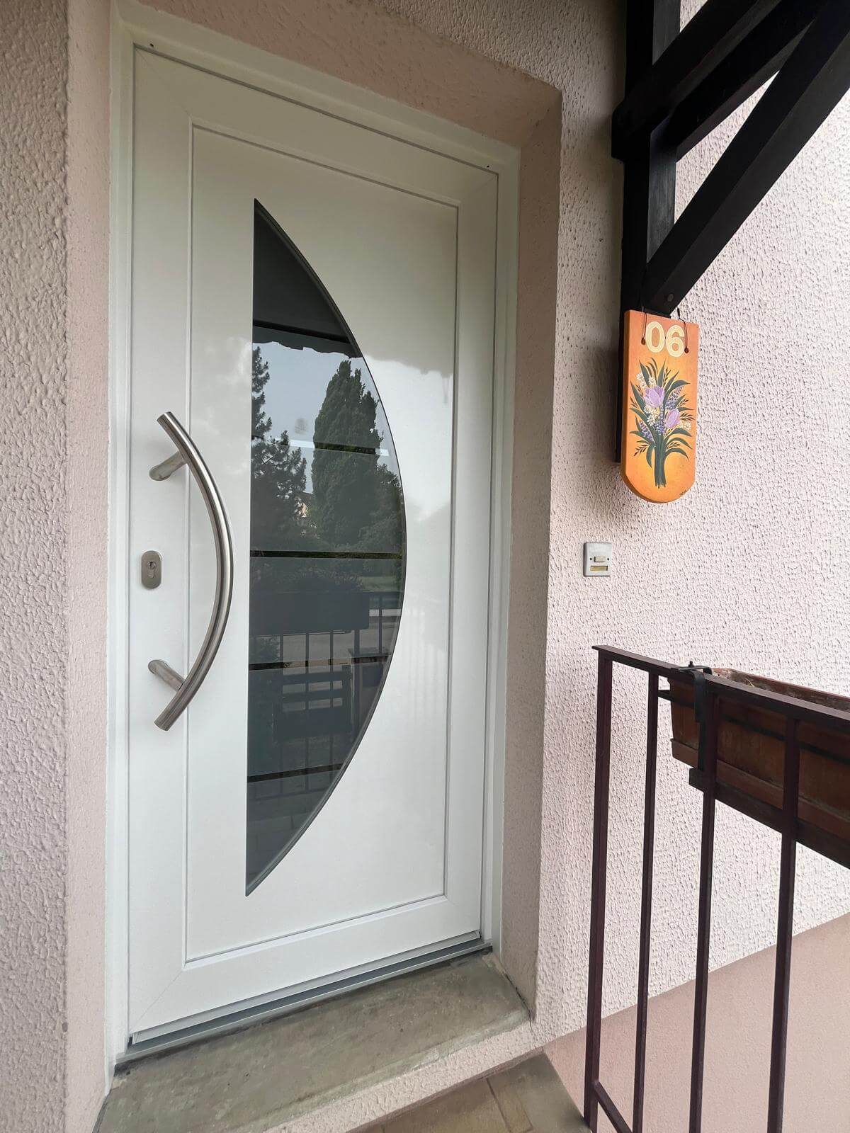 Porte d'entrée design blanche