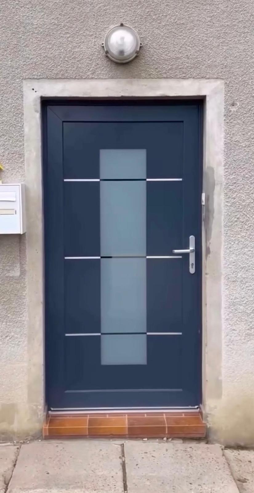 Porte d'entrée bleu anthracite vitrée