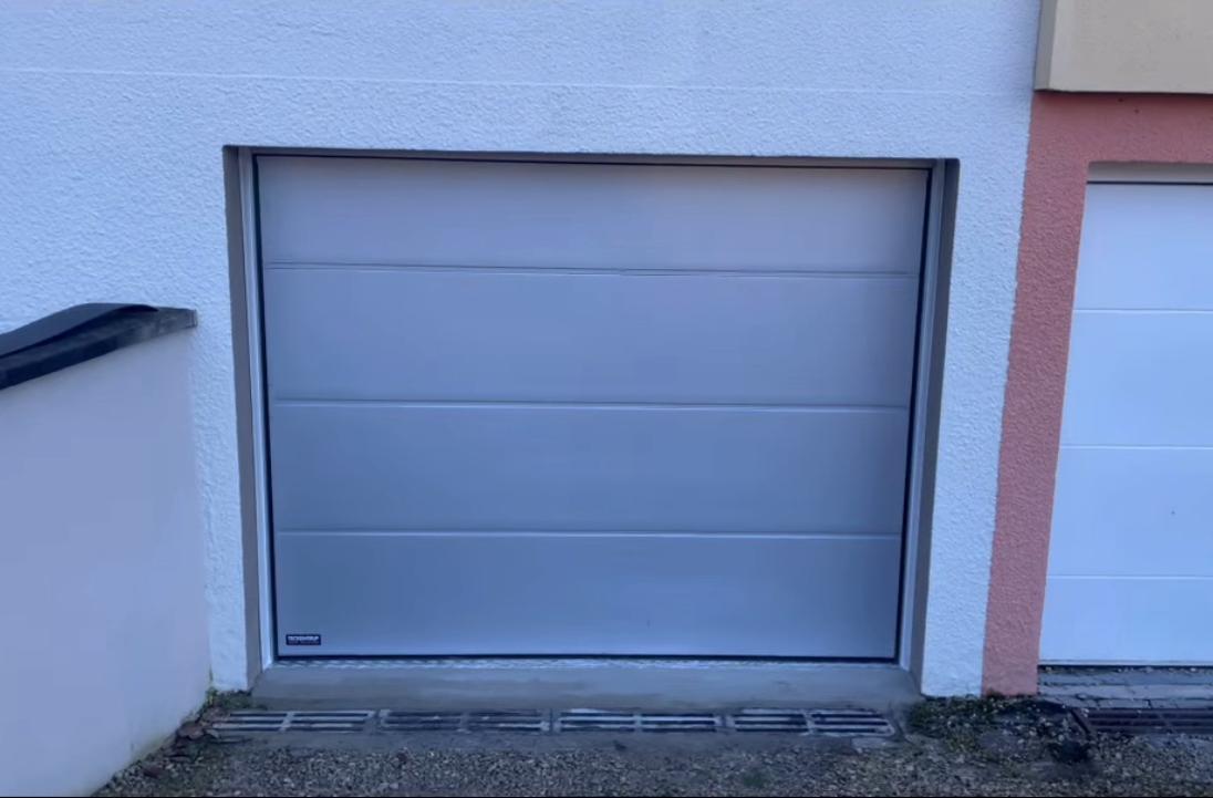 Porte de garage sectionnelle grise