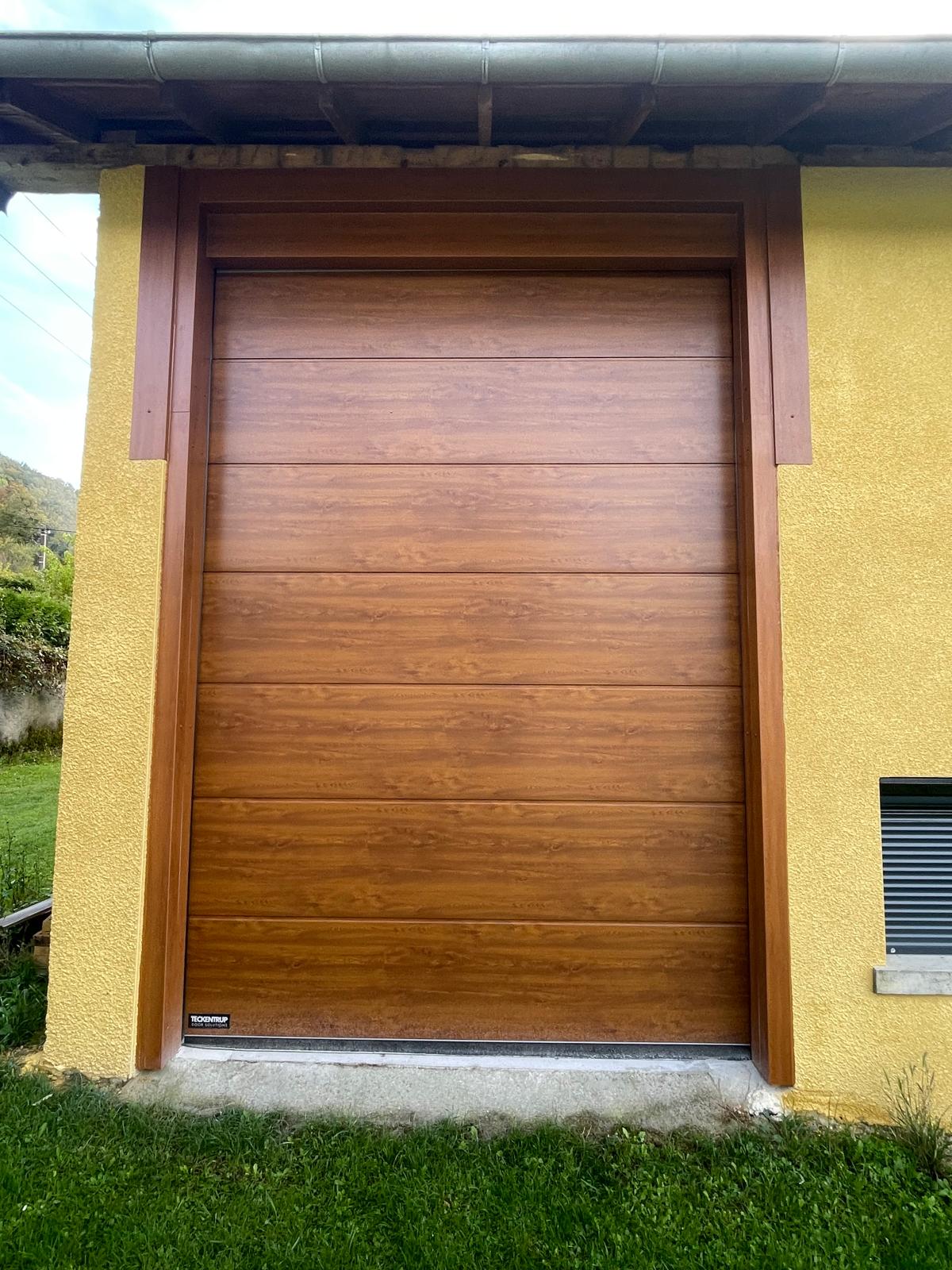 Porte de garage industrielle finition bois