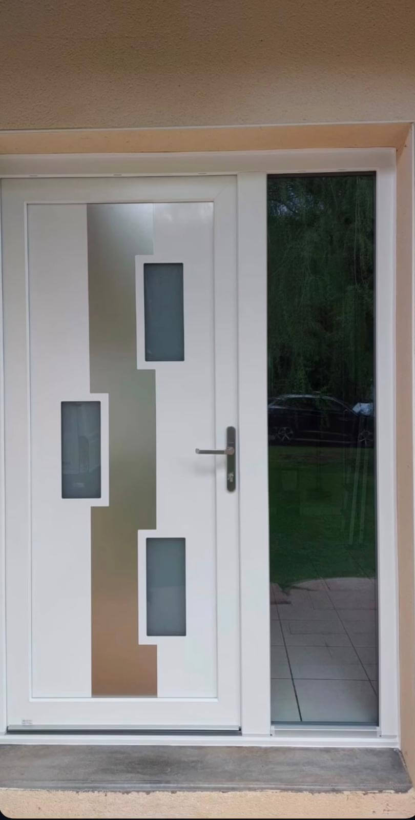 Porte d'entrée vitrée avec tierce