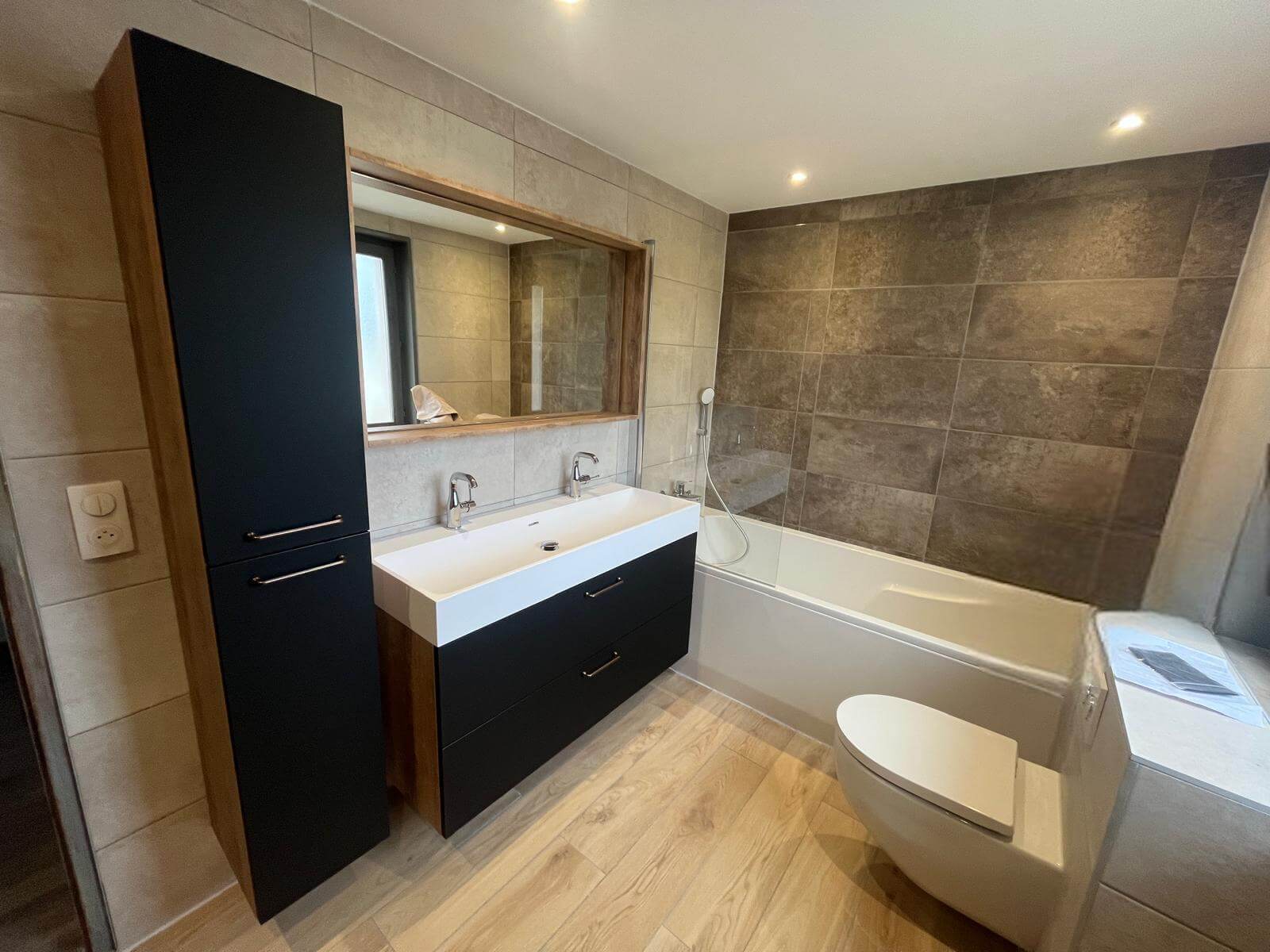Salle de bain noire & bois