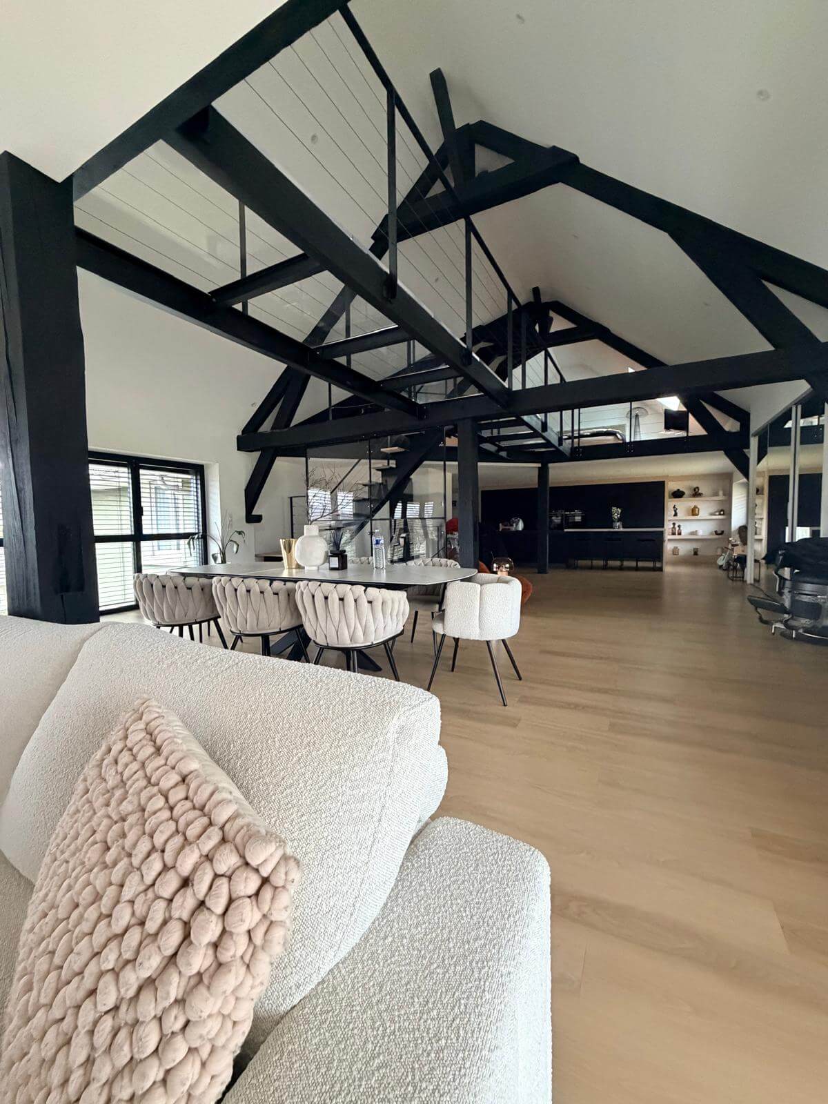 Salon loft charpente apparente