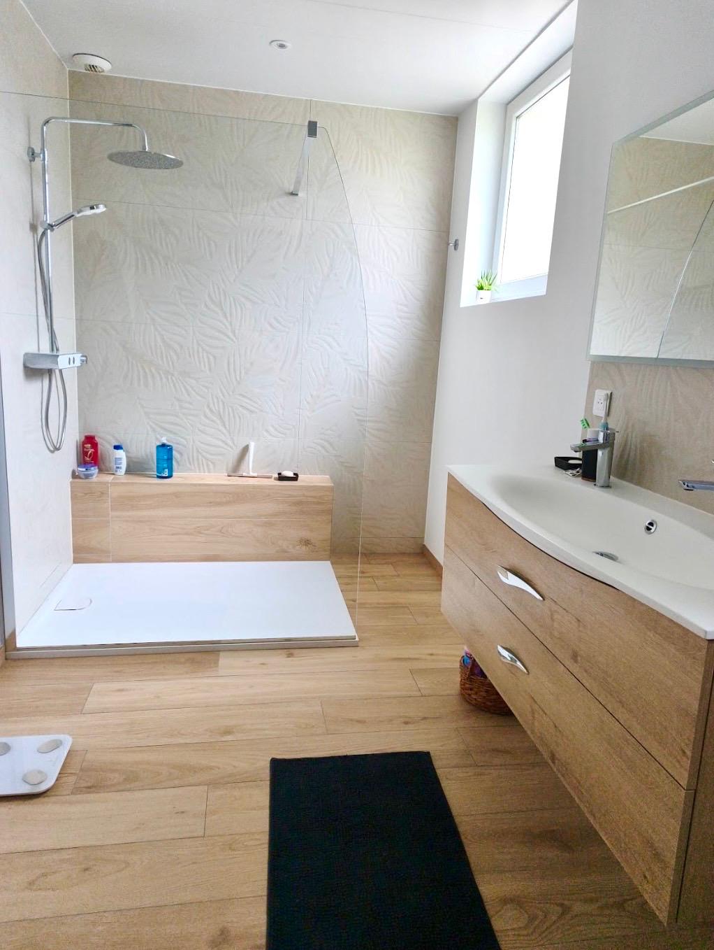 Salle de bain douche italienne & parquet bois