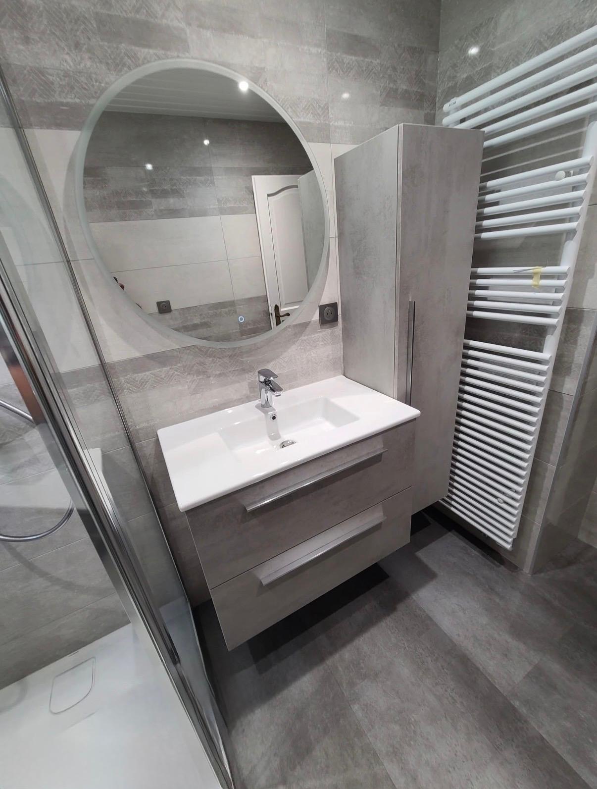 Salle de bain effet béton & miroir rond