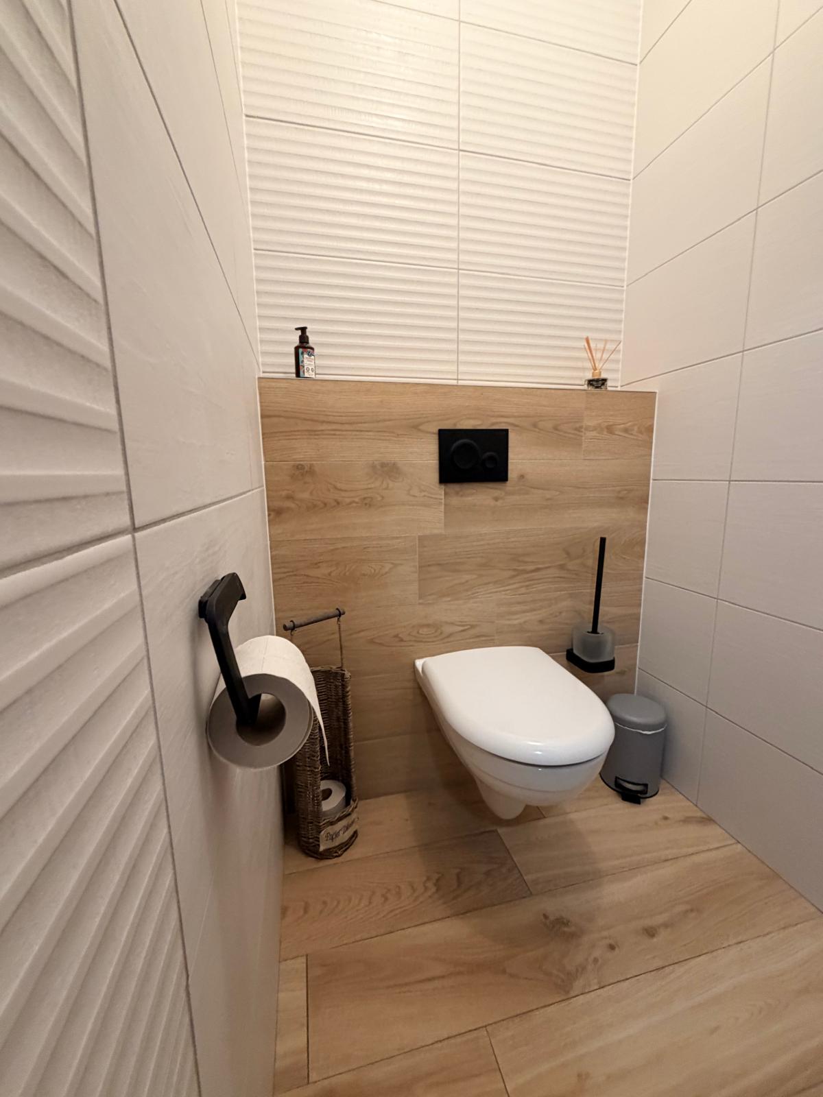 WC suspendu — habillage bois & faïence relief