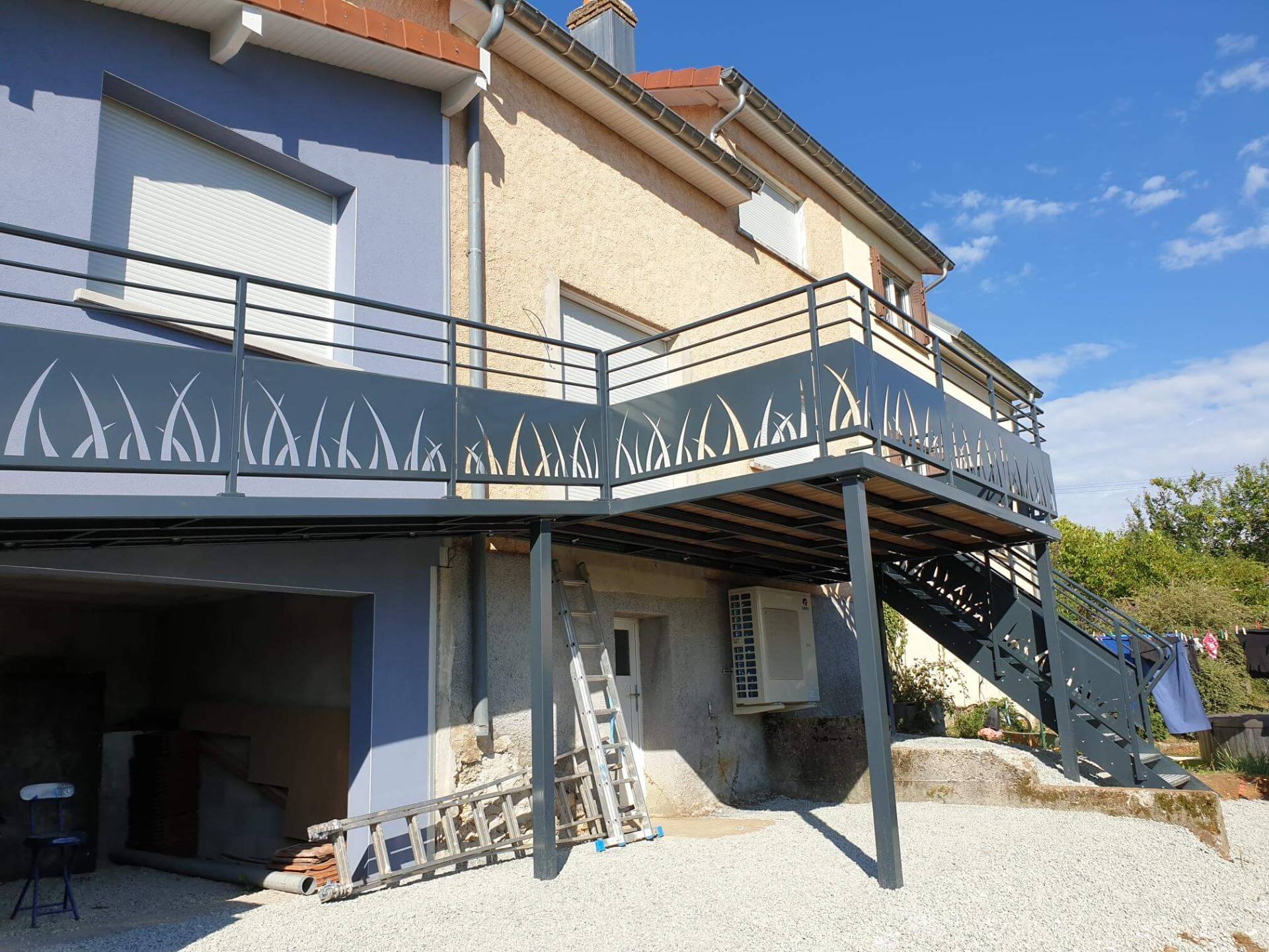 Terrasse suspendue & brise-vue herbes