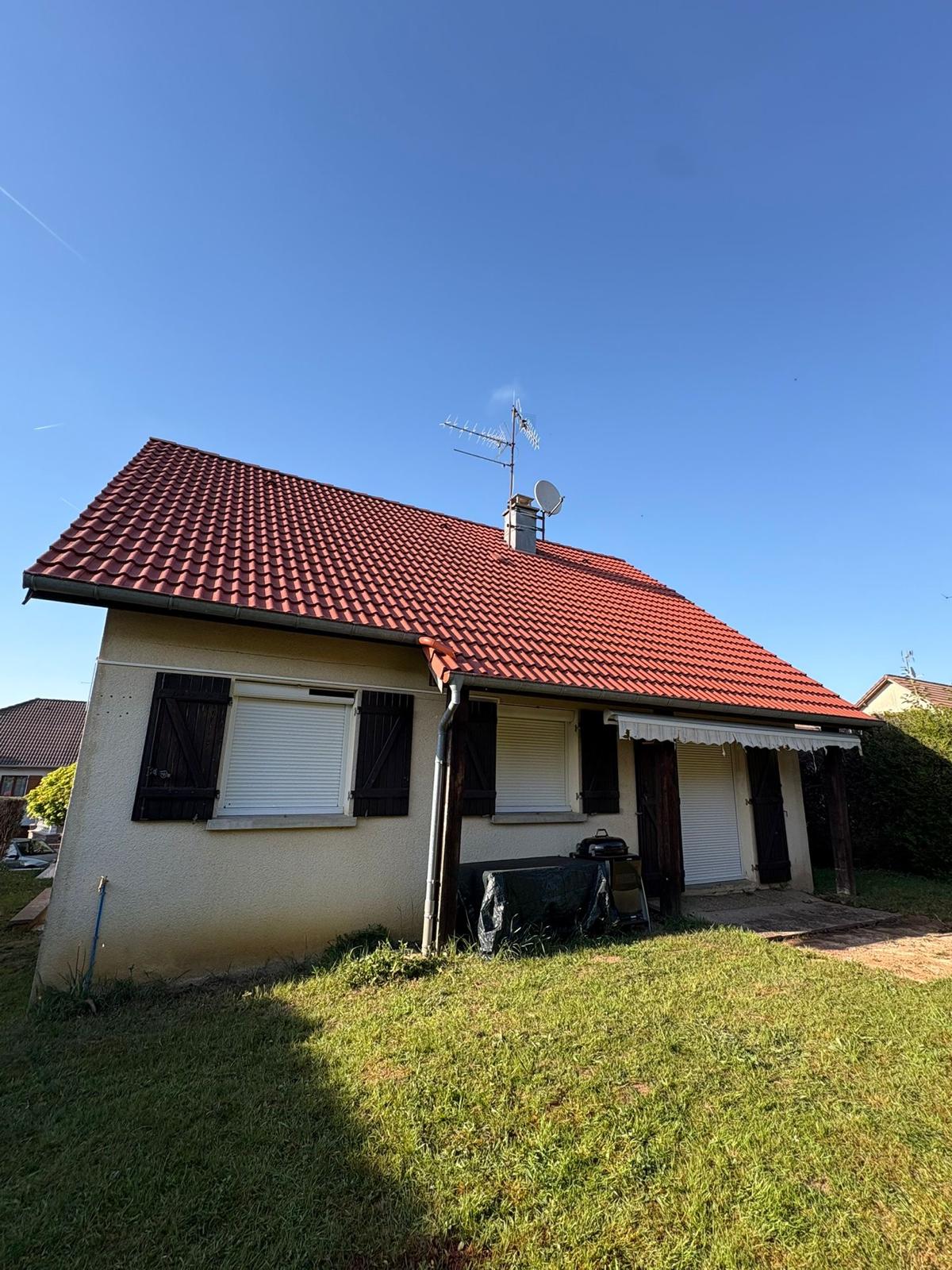 Traitement toiture tuiles rouges — pavillon